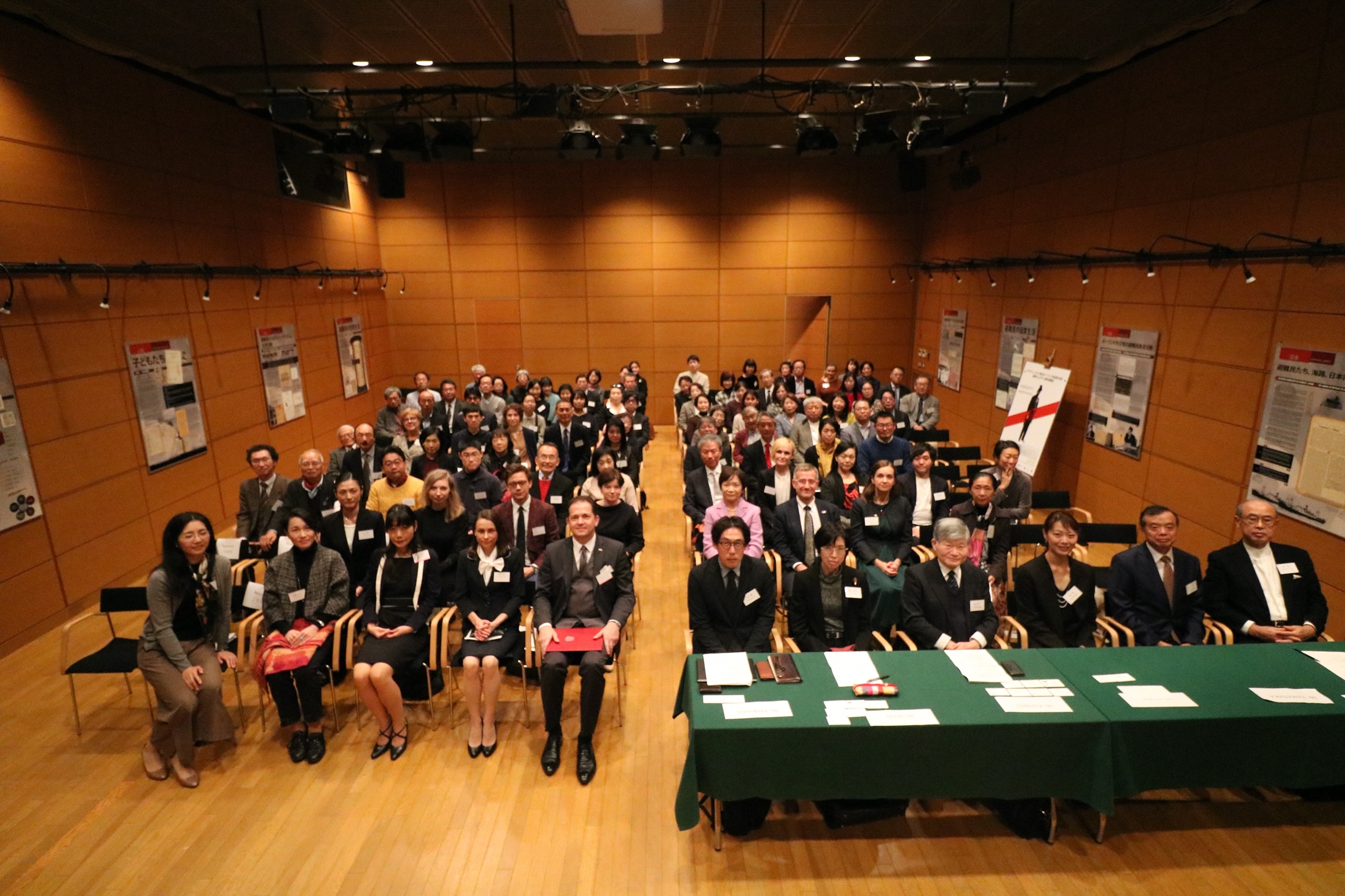 室内, 床, 天井, 人 が含まれている画像
自動的に生成された説明