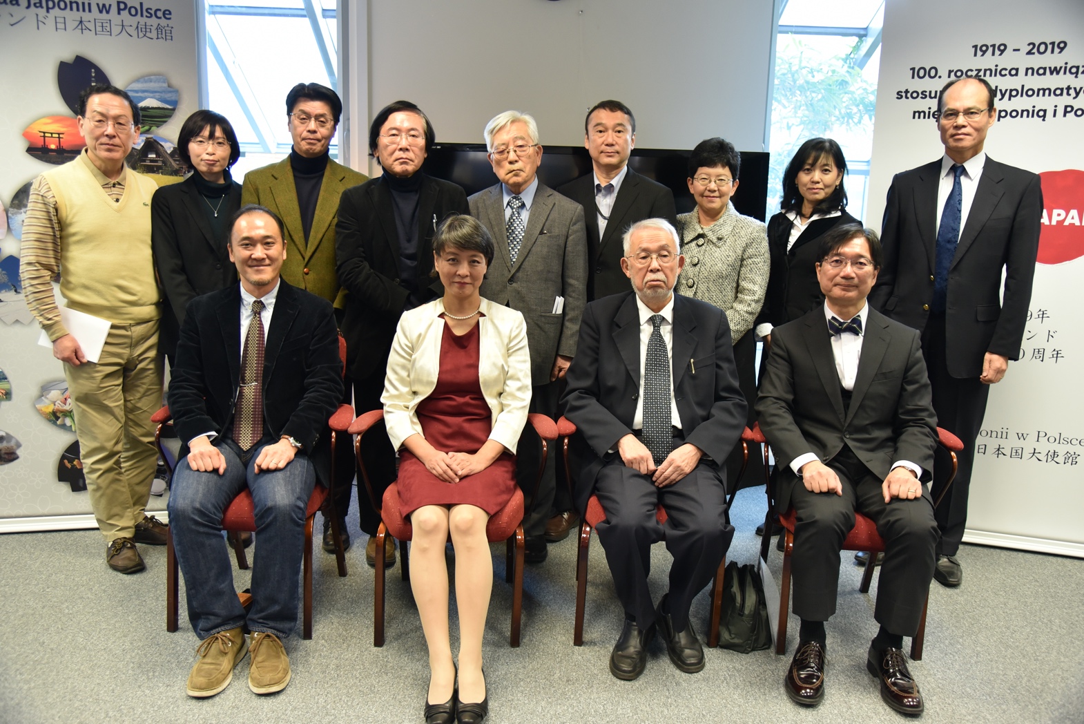 人, ポーズをとっている, グループ, 床 が含まれている画像
自動的に生成された説明